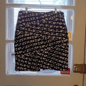 WHBM Pencil Skirt Size 8 Black And White Floral Lined Side Zip With Clasp